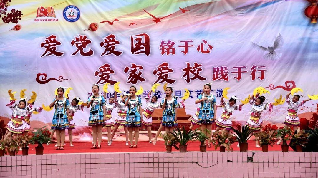 男人在外面养女人，最起码得有钱吧，自己一家人都紧巴巴的过日子，怎么养？游戏画面